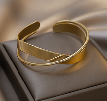 Load image into Gallery viewer, Women's Elegant Gold Bangle