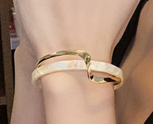 Load image into Gallery viewer, Women's Elegant Gold Bangle