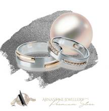 Load image into Gallery viewer, Women's Beautiful Gold Bangle