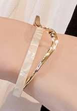 Load image into Gallery viewer, Women&#39;s Elegant Gold Bangle
