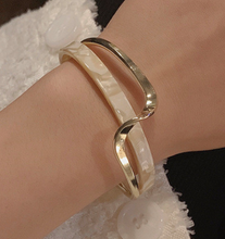 Load image into Gallery viewer, Women&#39;s Elegant Gold Bangle
