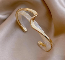 Load image into Gallery viewer, Women&#39;s Elegant Gold Bangle
