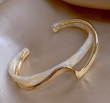 Load image into Gallery viewer, Women&#39;s Elegant Gold Bangle
