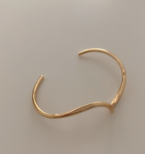 Load image into Gallery viewer, Women&#39;s Stunning Gold Bangle
