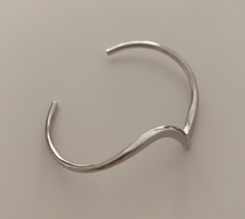 Load image into Gallery viewer, Women&#39;s Stunning Gold Bangle
