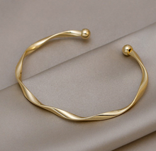 Load image into Gallery viewer, Women&#39;s Beautiful Gold Bangle
