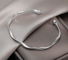 Load image into Gallery viewer, Women&#39;s Beautiful Gold Bangle
