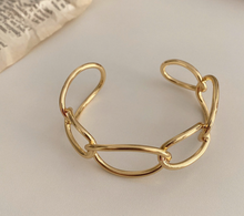 Load image into Gallery viewer, Women&#39;s Gold or Silver Chain Bangle
