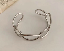 Load image into Gallery viewer, Women&#39;s Gold or Silver Chain Bangle
