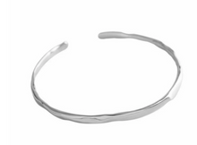 Load image into Gallery viewer, Women&#39;s Stunning Gold Bangle
