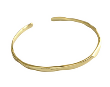 Load image into Gallery viewer, Women&#39;s Stunning Gold Bangle
