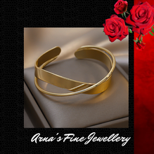 Load image into Gallery viewer, Women&#39;s Elegant Gold Bangle
