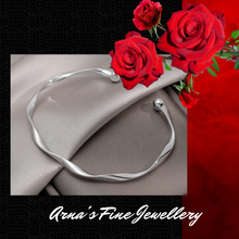 Load image into Gallery viewer, Women&#39;s Beautiful Gold Bangle
