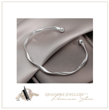 Load image into Gallery viewer, Women&#39;s Beautiful Gold Bangle
