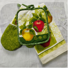 Load image into Gallery viewer, Matching 3 Piece Oven Mitt, Tea Towel and Placemat Set - Many Styles
