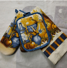 Load image into Gallery viewer, Matching 3 Piece Oven Mitt, Tea Towel and Placemat Set - Many Styles
