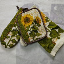 Load image into Gallery viewer, Matching 3 Piece Oven Mitt, Tea Towel and Placemat Set - Many Styles
