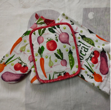 Load image into Gallery viewer, Matching 3 Piece Oven Mitt, Tea Towel and Placemat Set - Many Styles
