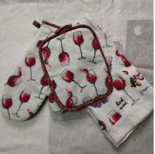 Load image into Gallery viewer, Matching 3 Piece Oven Mitt, Tea Towel and Placemat Set - Many Styles

