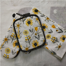 Load image into Gallery viewer, Matching 3 Piece Oven Mitt, Tea Towel and Placemat Set - Many Styles
